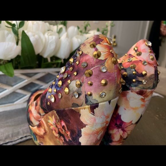 Cute floral wedge shoes by Aldos - Picture 3 of 4